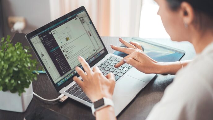 speakers/headshot

Mujer usando laptop. Arquitectura zoom, tendencia para el futuro del home office. Inmobiliare Summits, real estate, Mexico, LATAM.