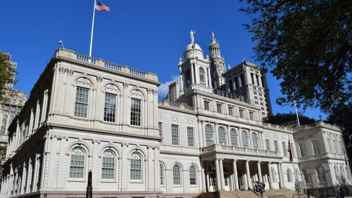 venue/architecture
Ayuntamiento de Nueva York, posible sede de Inmobiliare Summits LATAM. Arquitectura histórica en la ciudad, con bandera ondeando.