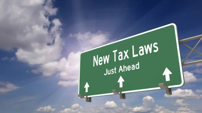 Señal de tráfico verde con texto "New Tax Laws Just Ahead" (Nuevas leyes fiscales más adelante), relevante para impuestos verdes y Real Estate.