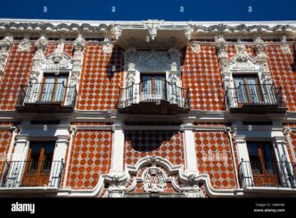 Fachada de vivienda tradicional poblana con azulejos rojos y balcones, proyecto reconocido por INAH Puebla. Arquitectura colonial en Puebla.