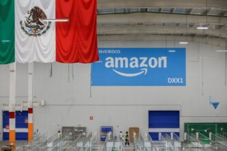 Inauguración Amazon DXX1 en Latinoamérica. Bandera de México y logo de Amazon. Centro de entrega moderno y espacioso. Logística y comercio.