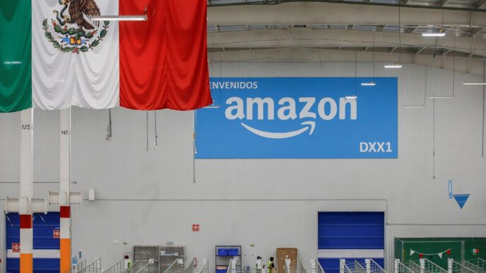 Inauguración Amazon DXX1 en Latinoamérica. Bandera de México y logo de Amazon. Centro de entrega moderno y espacioso. Logística y comercio.