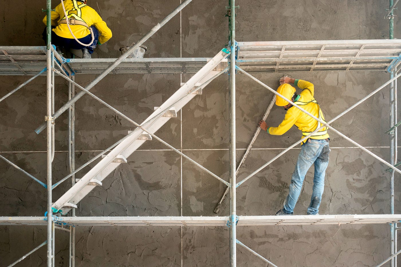 venue/architecture
Trabajadores en andamios revocando pared. Construcción de vivienda vertical en Chihuahua. Inmobiliare Summits impulsa el sector real estate en México.