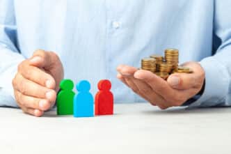 Conceptual. Inversión en México: Mano sostiene monedas junto a figuras que representan personas. Estrategias de inversión y desarrollo real estate.