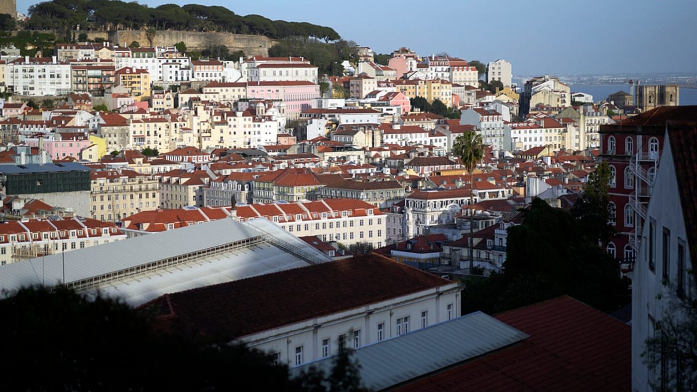 city/destination
Vista panorámica de Lisboa, Portugal. Arquitectura histórica y tejados rojos. Destino para Inmobiliare Summits LATAM, conferencia de real estate.