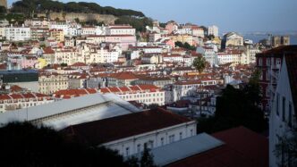 city/destination
Vista panorámica de Lisboa, Portugal. Arquitectura histórica y tejados rojos. Destino para Inmobiliare Summits LATAM, conferencia de real estate.