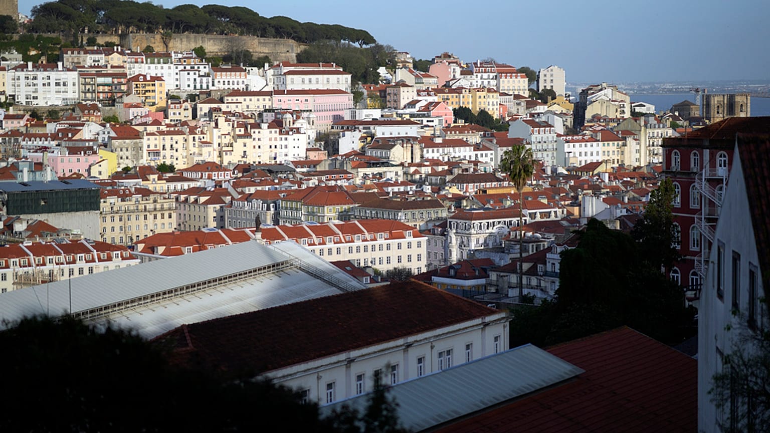city/destination
Vista panorámica de Lisboa, Portugal. Arquitectura histórica y tejados rojos. Destino para Inmobiliare Summits LATAM, conferencia de real estate.