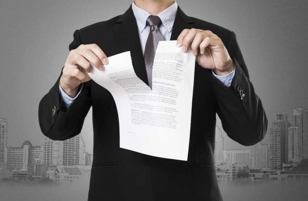 Conceptual image: Hombre rompiendo contrato. Estrategias para reducir el riesgo por impago de alquiler en el sector real estate LATAM.