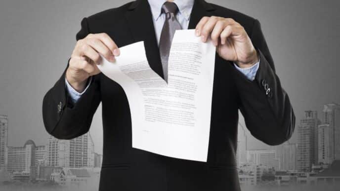 Conceptual image: Hombre rompiendo contrato. Estrategias para reducir el riesgo por impago de alquiler en el sector real estate LATAM.