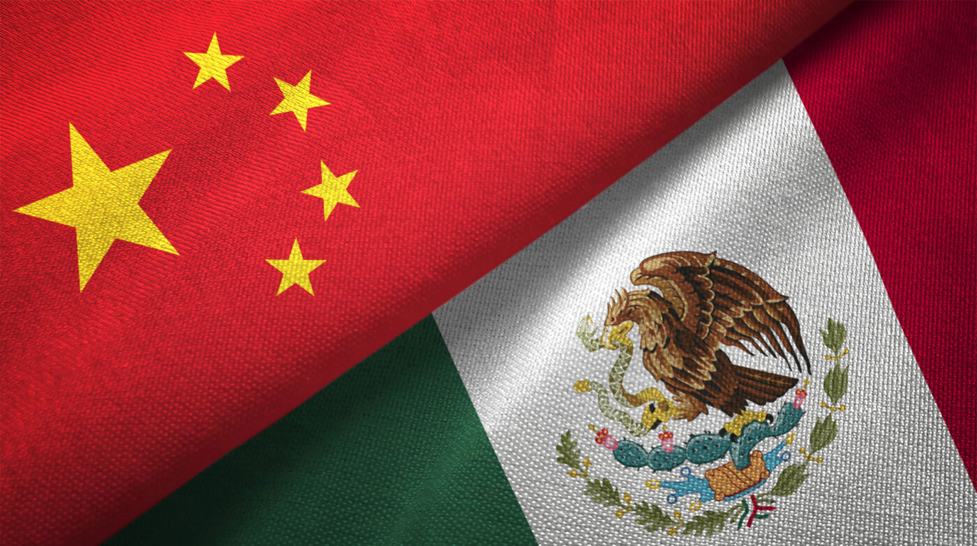 Bandera de China junto a la bandera de México. Index y Tamaulipas exploran nearshoring para impulsar la economía estatal y el comercio bilateral.