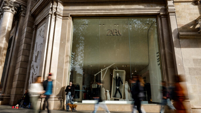 Sponsors/branding.

Fachada de tienda Zara en [city], con transeúntes. Inditex reabrirá tiendas en Ucrania. [Real estate] e inversión en [LATAM].