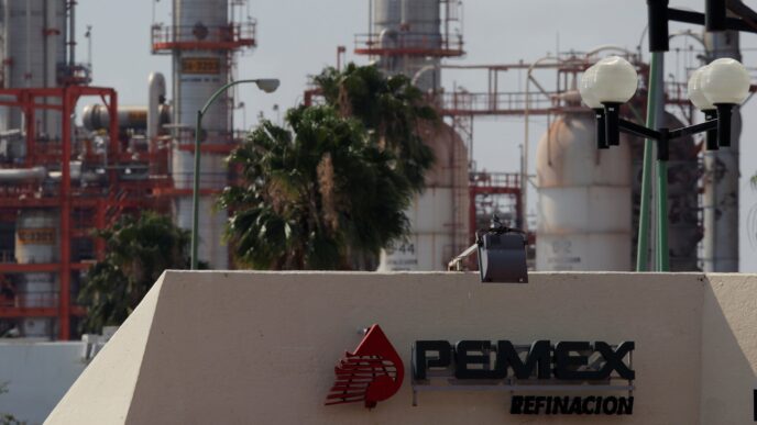 Sponsors/branding.

PEMEX, refinería en Tabasco. Impacto de la industria petrolera en el sector inmobiliario. #InmobiliareSummits #Mexico #RealEstate