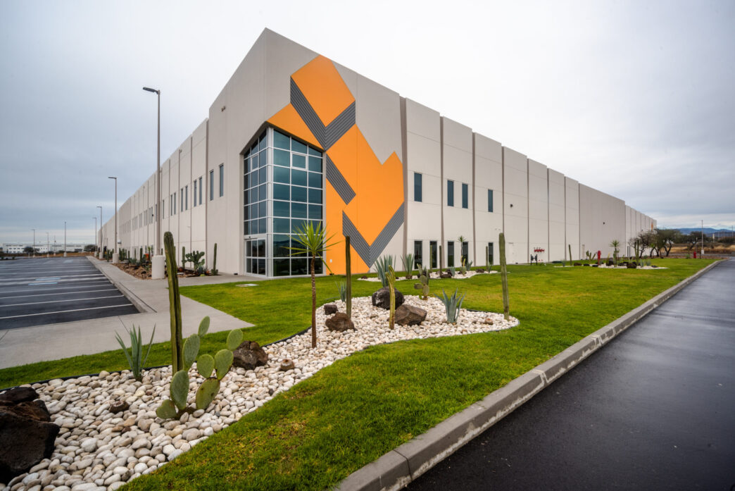 Venue/Architecture.
Edificio moderno en Aguascalientes, México. Diseño vanguardista con jardines. Inmobiliare Summits destaca la innovación en real estate LATAM.