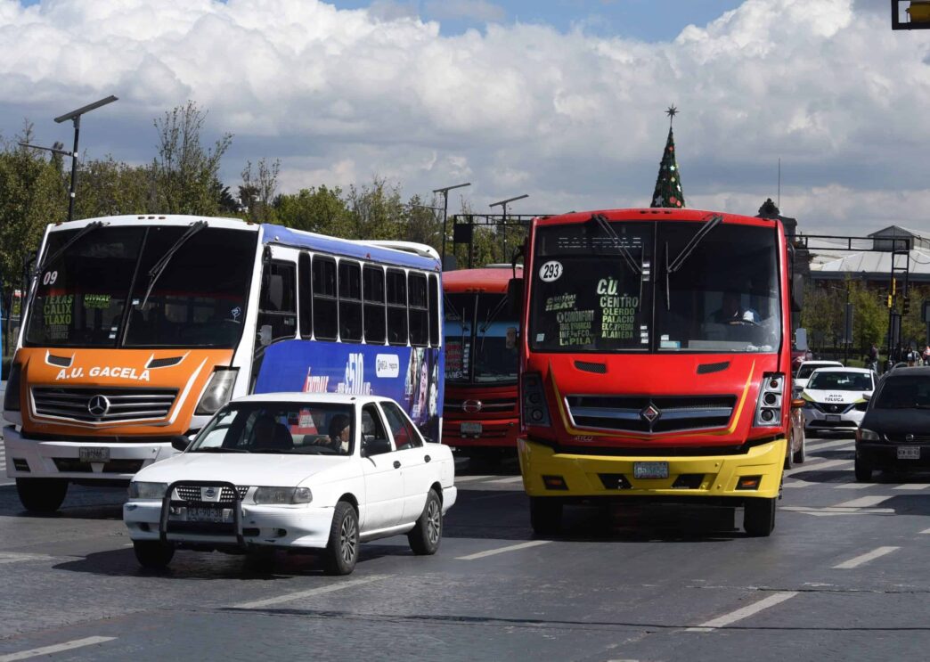 city/destination
Tráfico urbano en México. Autobuses y coches en la ciudad. Movilidad urbana y transporte público en la Ciudad de México.