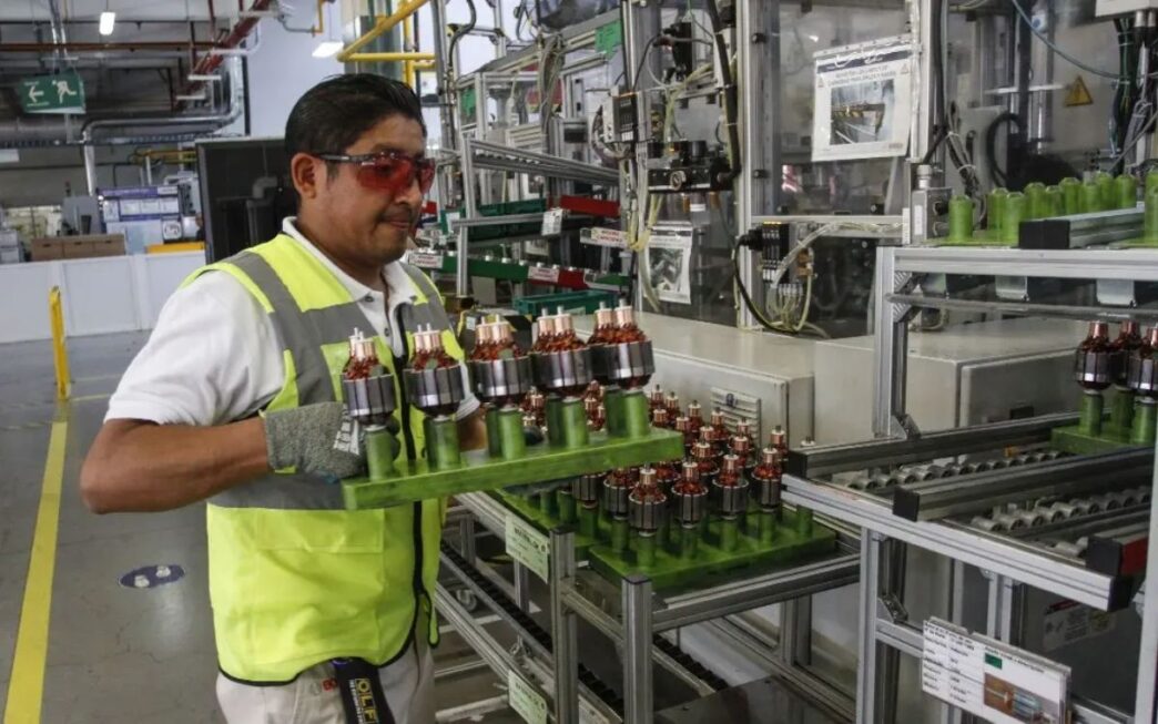 Venue/architecture.

Trabajador en planta de manufactura en México inspecciona componentes. El nearshoring impulsa la ocupación industrial y el real estate.