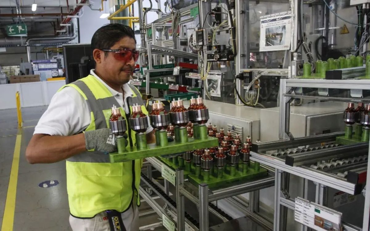 Venue/architecture.

Trabajador en planta de manufactura en México inspecciona componentes. El nearshoring impulsa la ocupación industrial y el real estate.