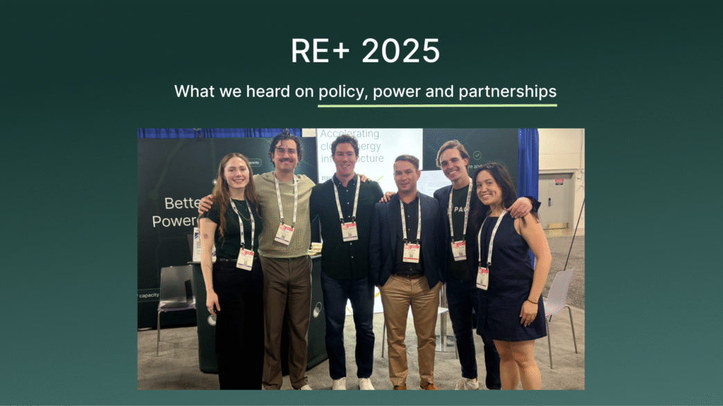 Classification: networking/expo
Grupo posando en RE+ 2025, evento de real estate. Networking y patrocinadores visibles. Conferencia en LATAM. Inmobiliare Summits.