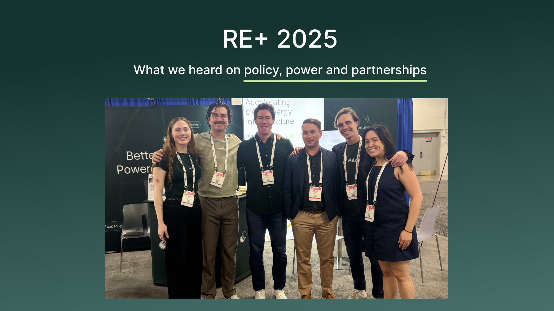 Classification: networking/expo
Grupo posando en RE+ 2025, evento de real estate. Networking y patrocinadores visibles. Conferencia en LATAM. Inmobiliare Summits.