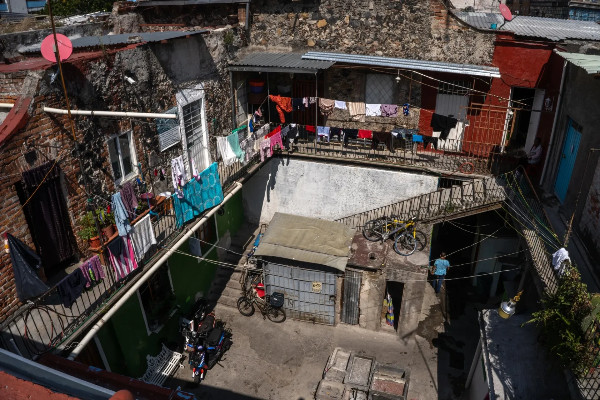 city/destination

Vista aérea de un patio vecinal en México, con ropa tendida y bicicletas. Arquitectura urbana en la ciudad. #InmobiliareSummits #realestate