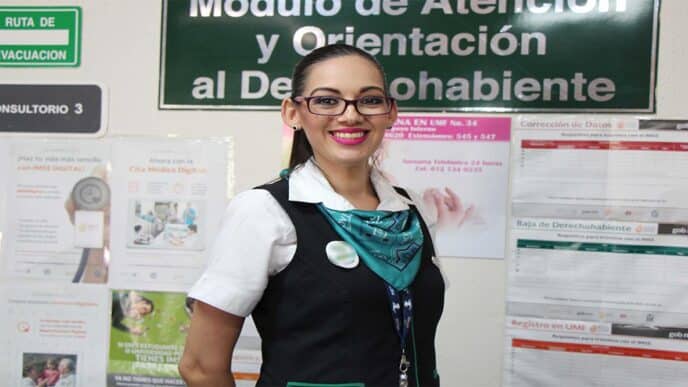 speakers/headshot
Asesora de Infonavit sonríe en módulo de atención. Crédito Infonavit ofrece información sobre seguros de daños en México.