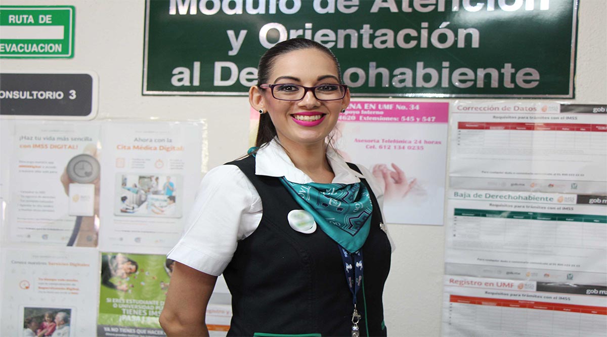 speakers/headshot
Asesora de Infonavit sonríe en módulo de atención. Crédito Infonavit ofrece información sobre seguros de daños en México.