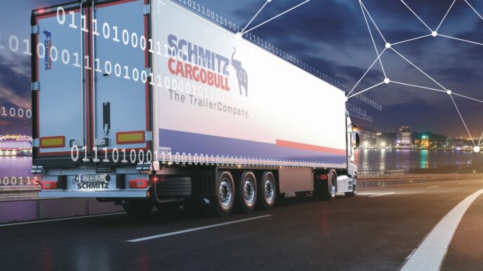 Camión Schmitz Cargobull en carretera, informe de sostenibilidad y su impacto en real estate, logística eficiente y tecnología innovadora con datos.