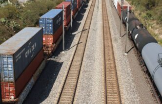 Venue/architecture.

Vista aérea de tren de carga con contenedores, infraestructura clave para parques industriales en México. #RealEstate #InmobiliareSummits