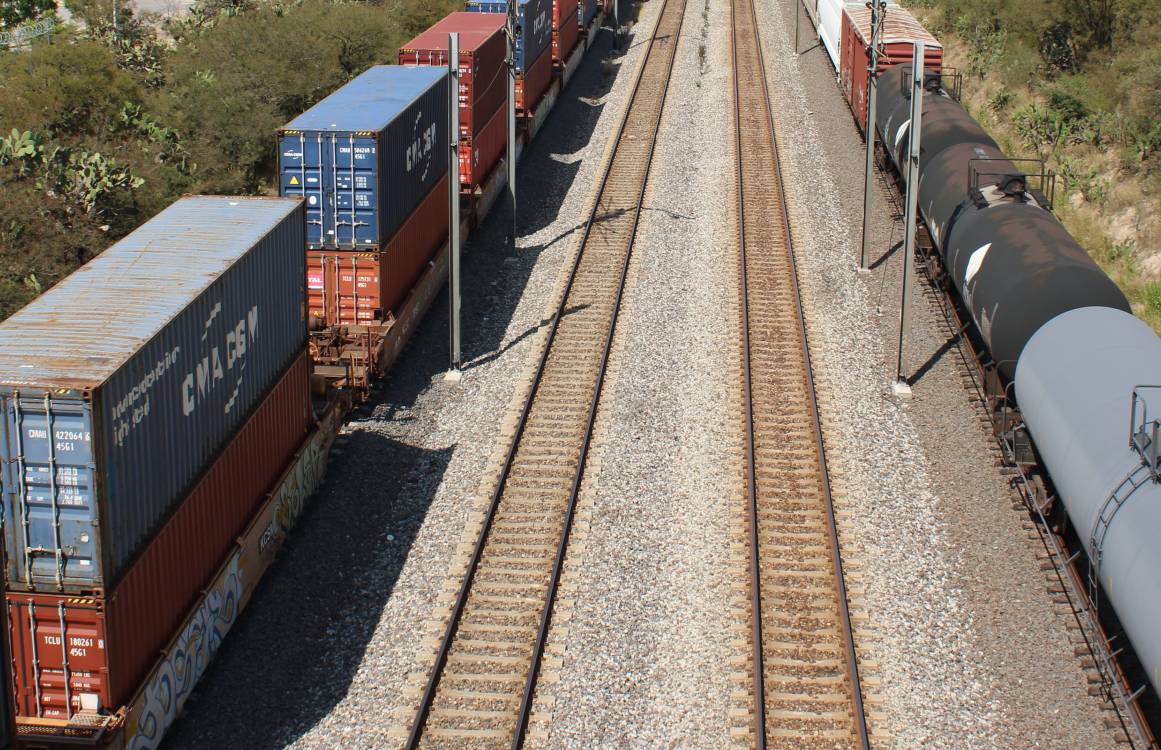 Venue/architecture.

Vista aérea de tren de carga con contenedores, infraestructura clave para parques industriales en México. #RealEstate #InmobiliareSummits