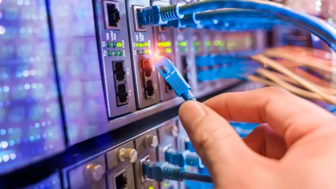 venue/architecture
Mano conectando cable de red. Infraestructura tecnológica para el nuevo Dark Store de Parque Arauco en Lima, Perú. Soluciones de real estate LATAM.