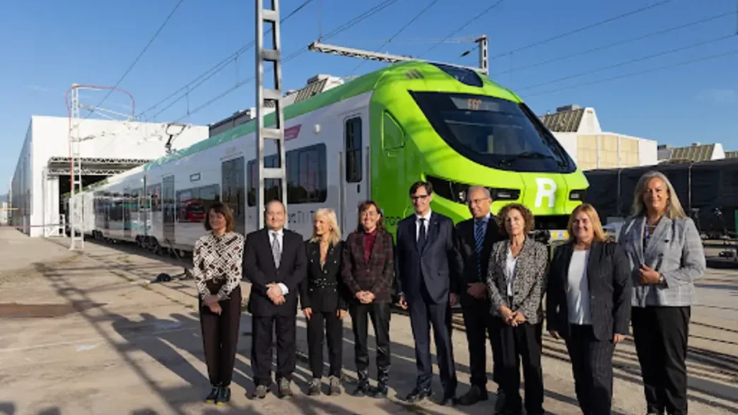 Grupo de personas frente al tren exprés a Barcelona-El Prat. Infraestructura verde destacada en el nuevo tren. Transporte público eficiente y moderno.