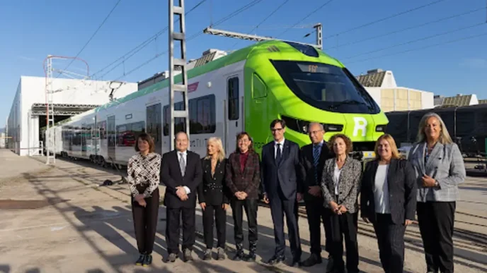 Grupo de personas frente al tren exprés a Barcelona-El Prat. Infraestructura verde destacada en el nuevo tren. Transporte público eficiente y moderno.