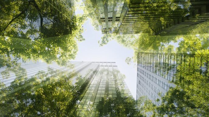 Edificios con follaje verde, reflejando la infraestructura verde y la movilidad sostenible en un entorno urbano moderno. Armonía entre naturaleza y ciudad.