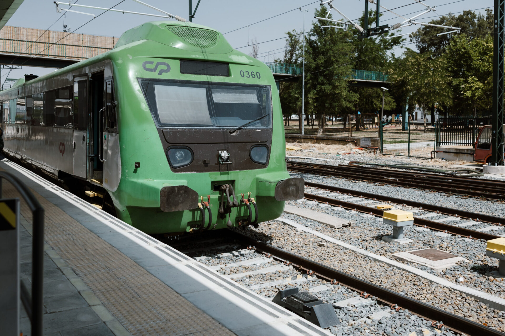 Venue/architecture.
Tren moderno verde en estación. Diseño urbano y transporte público eficiente en la ciudad.