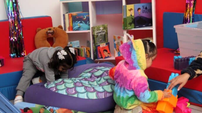 speakers/headshot

Niños jugando en espacio infantil. Libros y bloques de construcción fomentan la creatividad. Inmobiliare Summits apoya el desarrollo infantil.