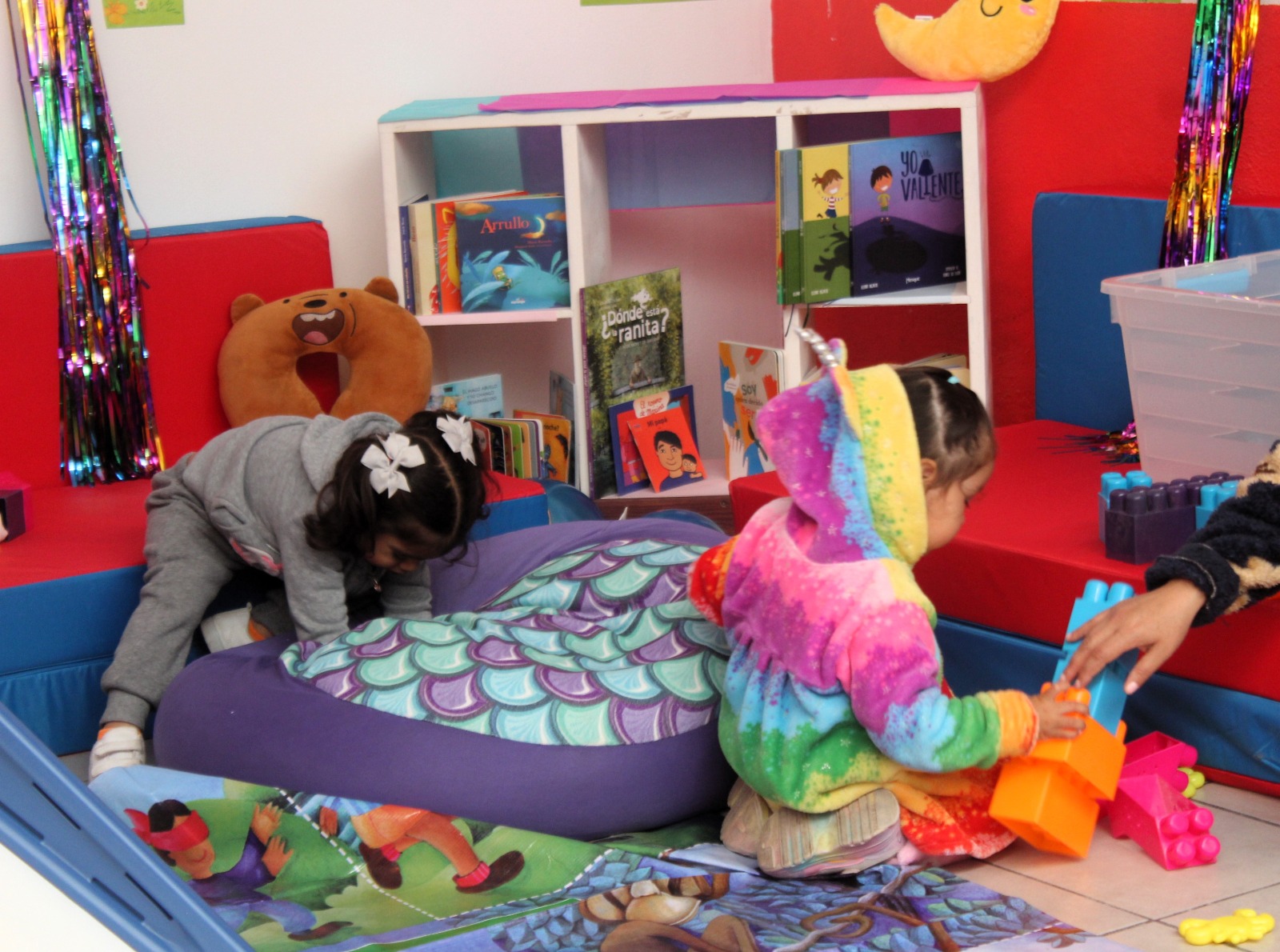 speakers/headshot

Niños jugando en espacio infantil. Libros y bloques de construcción fomentan la creatividad. Inmobiliare Summits apoya el desarrollo infantil.