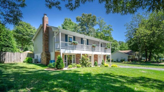 venue/architecture

Casa de dos pisos con balcón y jardín. Arquitectura residencial en ciudad arbolada. #InmobiliareSummits #realestate #Mexico