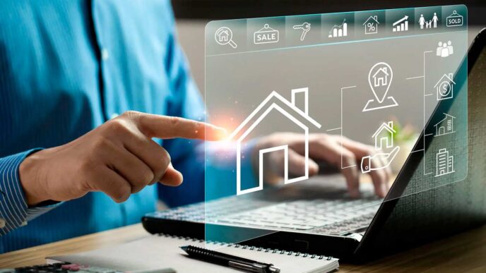 Persona interactúa con laptop mostrando íconos de bienes raíces. Digitalización de trámites notariales en Inmobiliare Summits, México.