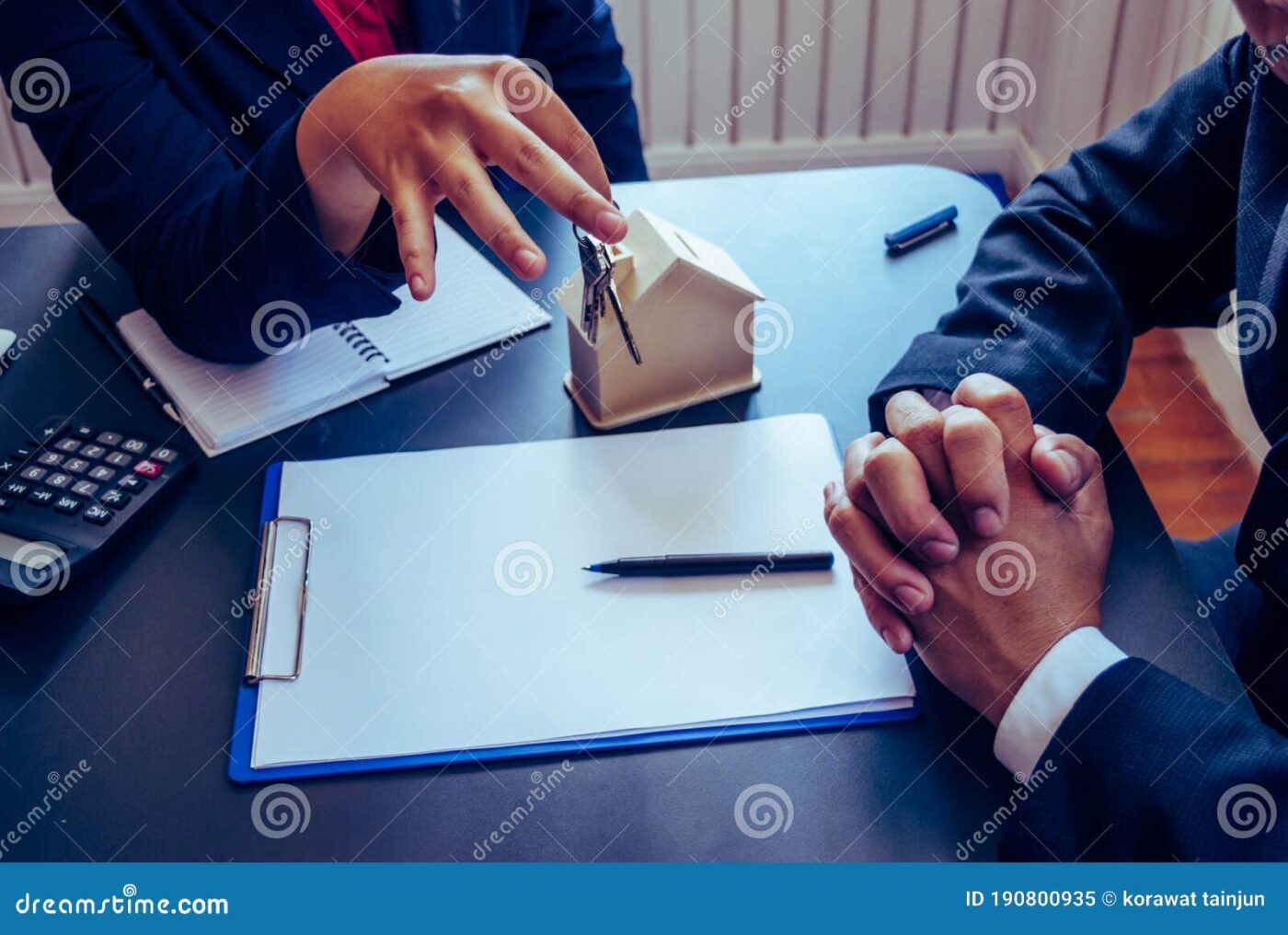 Venue/Architecture.

Entrega de llaves en Inmobiliare Summits. Contrato de real estate para vivienda en renta, con calculadora y pluma sobre la mesa.