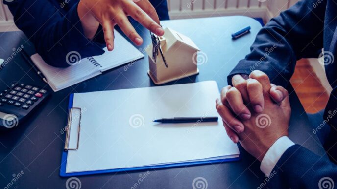 Venue/Architecture.

Entrega de llaves en Inmobiliare Summits. Contrato de real estate para vivienda en renta, con calculadora y pluma sobre la mesa.