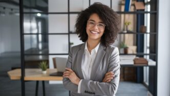 speakers/headshot
Retrato de una speaker experta en real estate, lista para presentar en Inmobiliare Summits, la conferencia líder en México y LATAM.