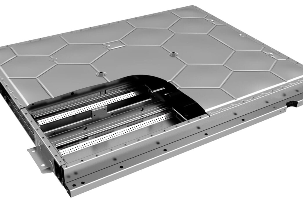 Estructura de acero de alta resistencia para vivienda de baterías. Diseño innovador con paneles hexagonales y corte que revela el interior. 125 chr