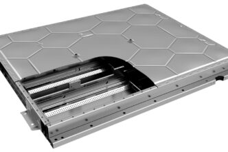 Estructura de acero de alta resistencia para vivienda de baterías. Diseño innovador con paneles hexagonales y corte que revela el interior. 125 chr