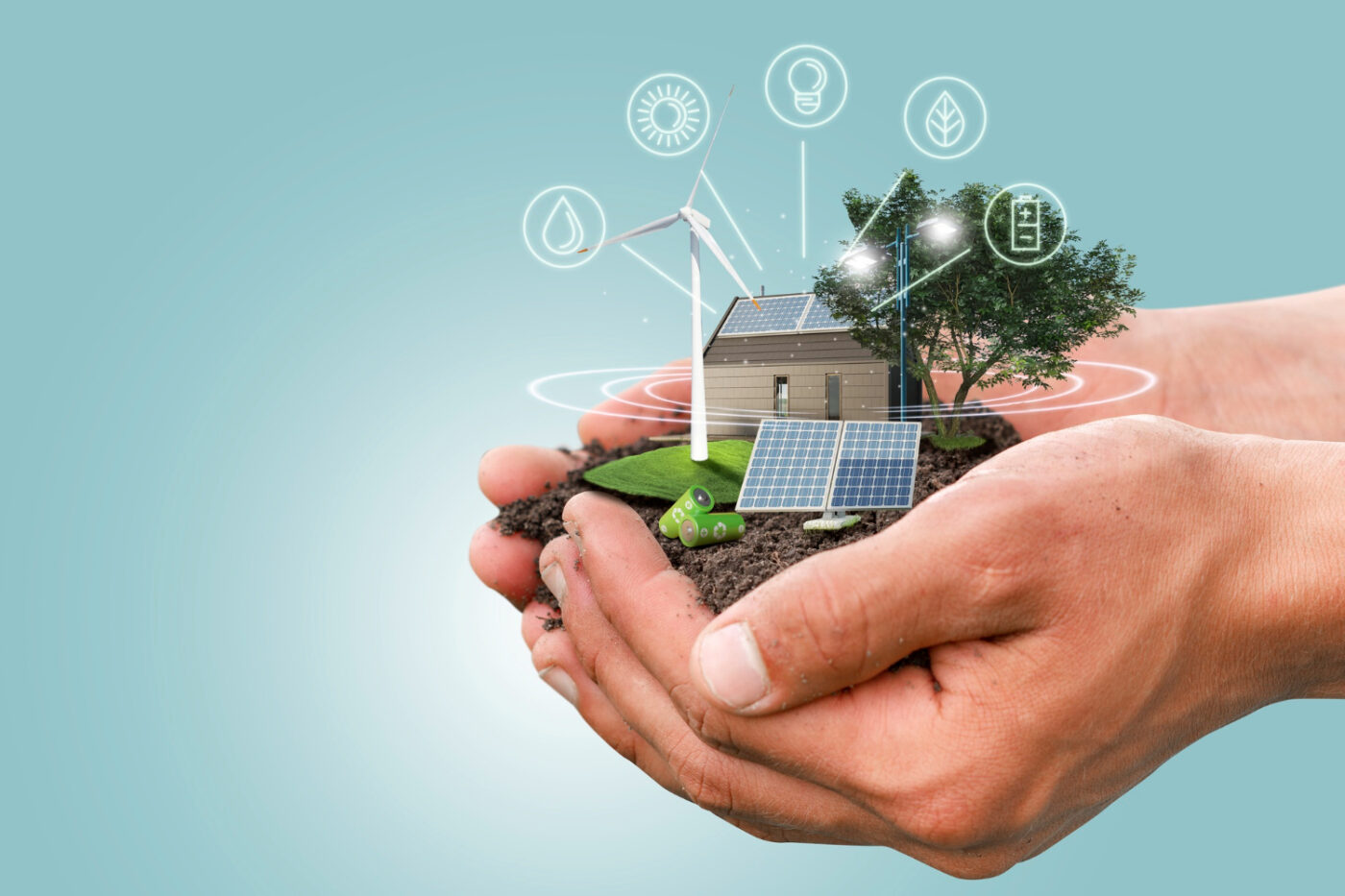 Mano sosteniendo tierra con miniatura de casa, panel solar y molino. Iconos de energía renovable. Innovación en biocombustibles y Real Estate.