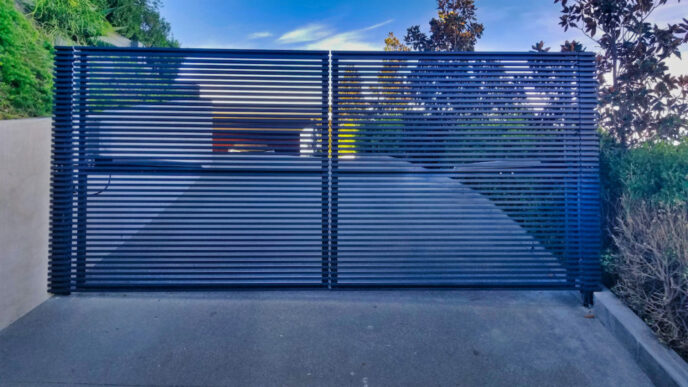 venue/architecture
Puerta moderna en Inmobiliare Summits, diseño arquitectónico en México. Fachada minimalista con líneas horizontales y vegetación.