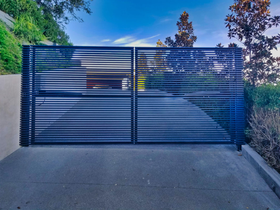 venue/architecture
Puerta moderna en Inmobiliare Summits, diseño arquitectónico en México. Fachada minimalista con líneas horizontales y vegetación.