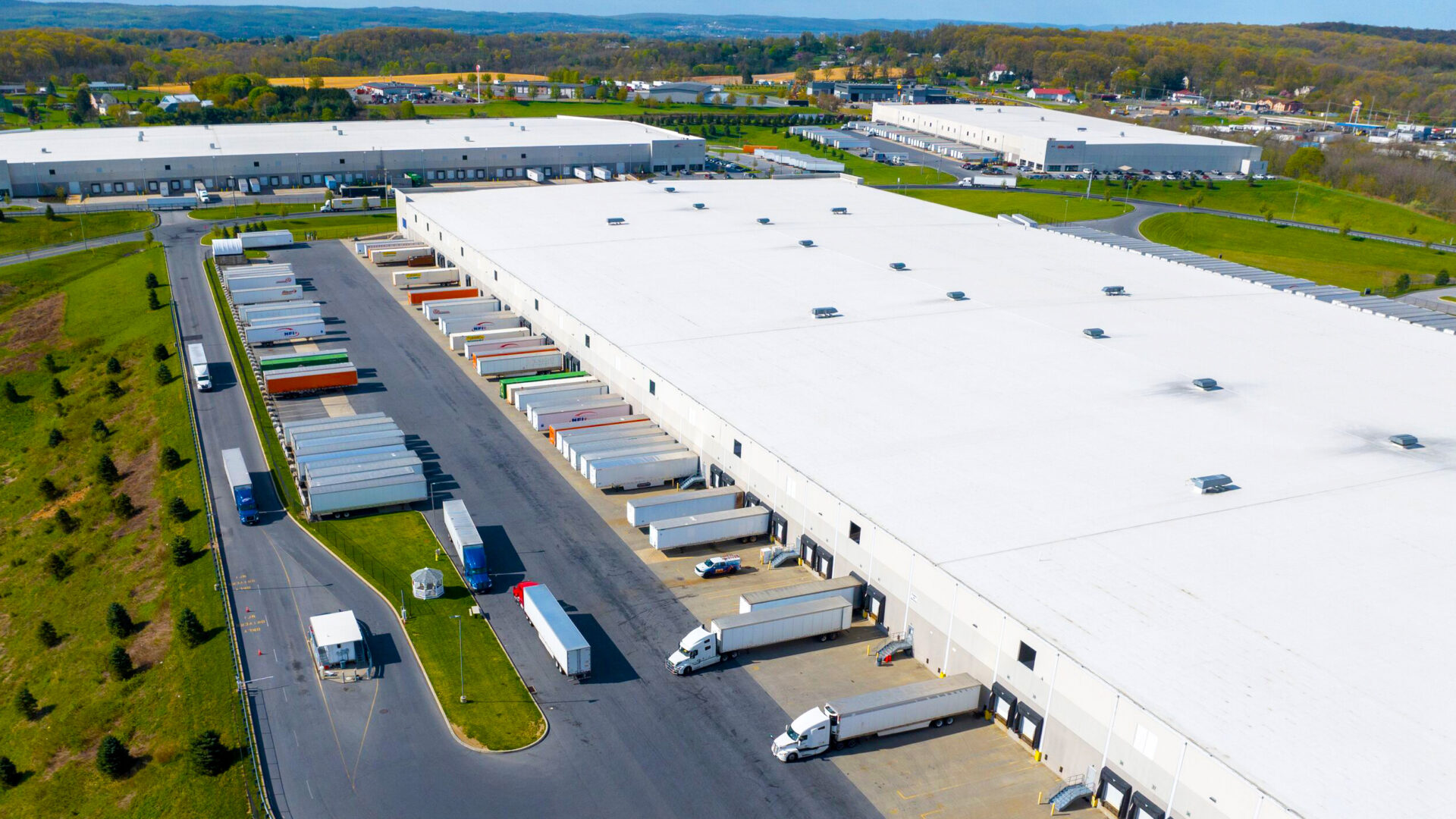 venue/architecture
Vista aérea de un gran centro de distribución. Logística y transporte en el sector Inmobiliario.