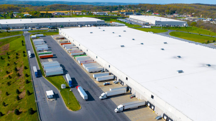 venue/architecture
Vista aérea de un gran centro de distribución. Logística y transporte en el sector Inmobiliario.