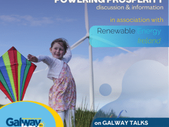 Niña feliz volando una cometa cerca de un aerogenerador en Galway, promoviendo la energía renovable y un futuro sostenible. Innovación energética.