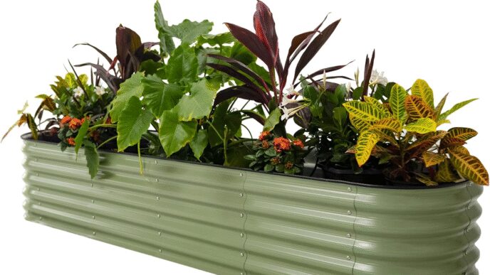 Cama elevada de jardinería sostenible con plantas variadas. Diseño moderno y funcional para cultivar en espacios reducidos. Innovación en jardines.