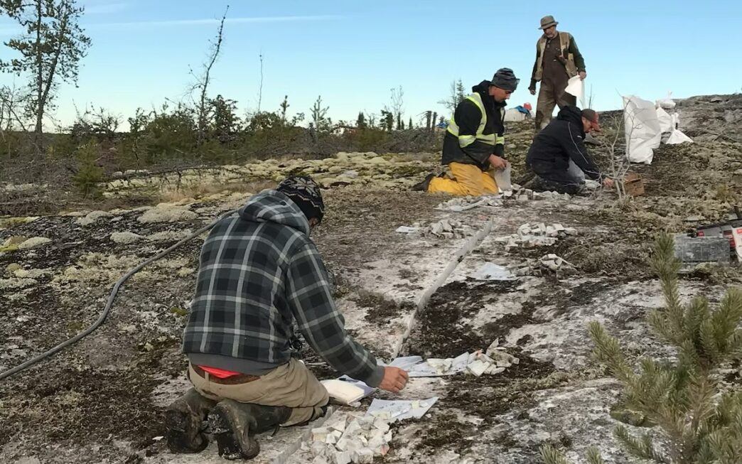 Exploración de litio en Ontario: equipo trabajando en el Proyecto PAK, extrayendo muestras de roca. Permisos mineros y innovación en la extracción de litio.